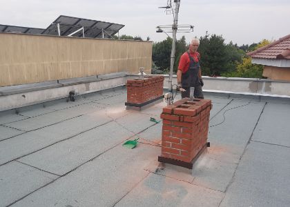 Pracownik na dachu